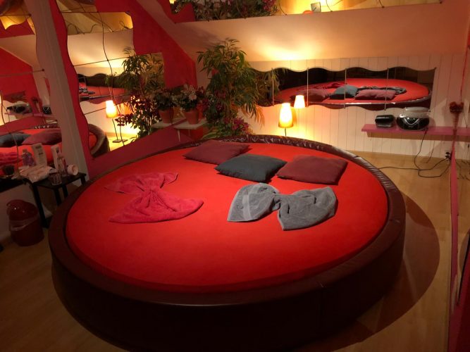 Für Privatwohnung: Nette Damen gesucht gallery_1