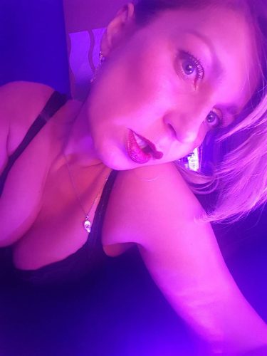 S&uuml;&szlig;e Blondine verw&ouml;hnt gallery_2