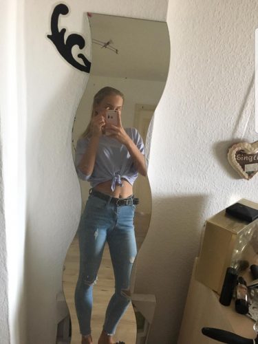 Geile 21 j&auml;hrige bietet Blowjobs gallery_1