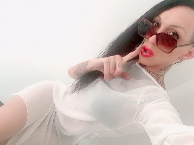 Sexy Transsexuelle tattoo model in M&uuml;nchen versaut und hemmungslos gallery_1