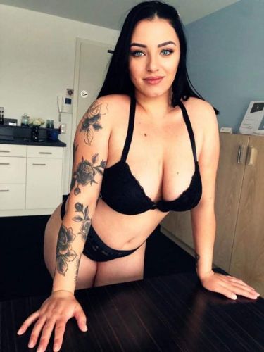 Maya Hot Curvy gallery_1