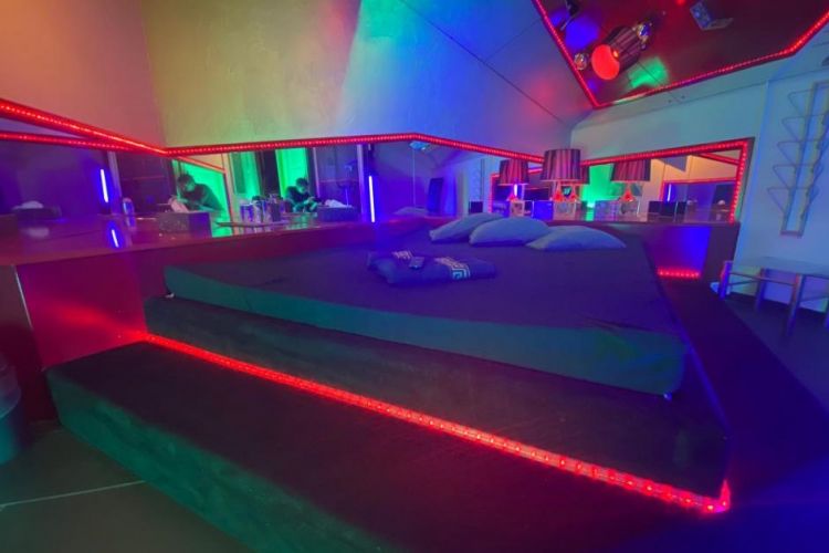 Exclusive club–much money // Exklusiver Club–viel Geld gallery_3