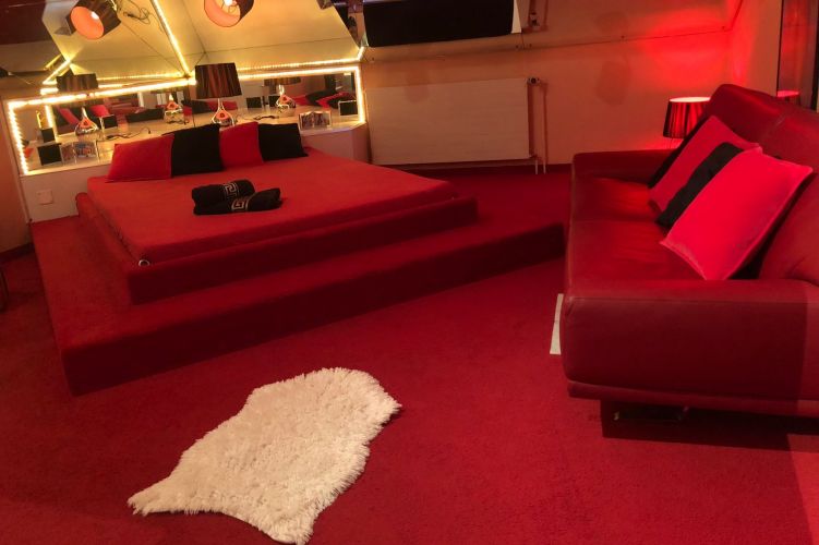 Exclusive club–much money // Exklusiver Club–viel Geld gallery_0