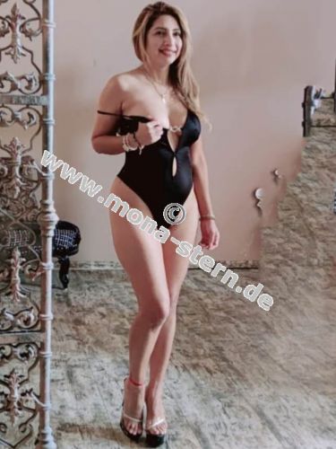 Bildh&uuml;bsche Latina mit verf&uuml;hrerischen Kurven gallery_0